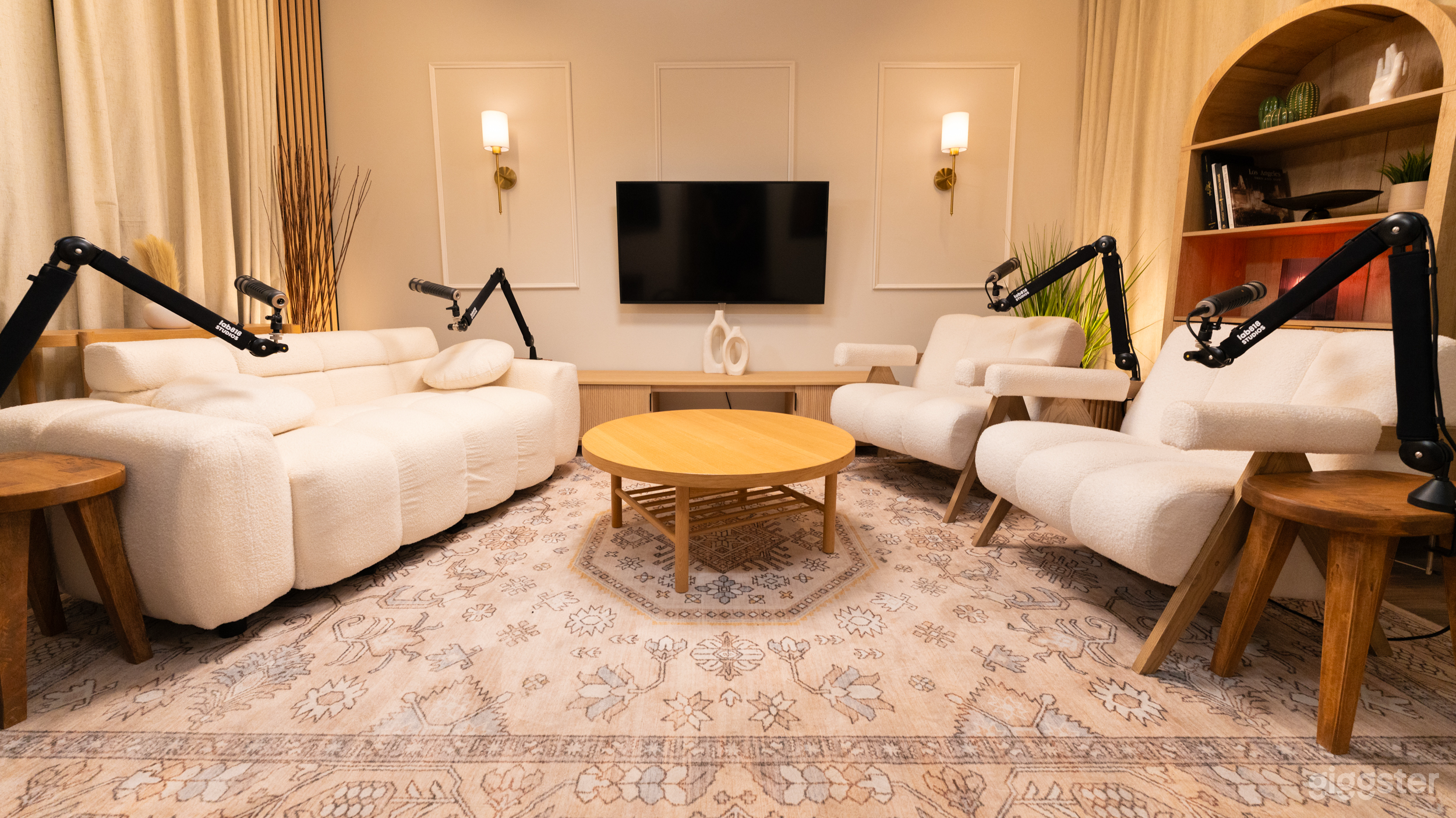 Modern &amp; Aesthetic Podcast Studio w/ Pro Equipment Photo 1