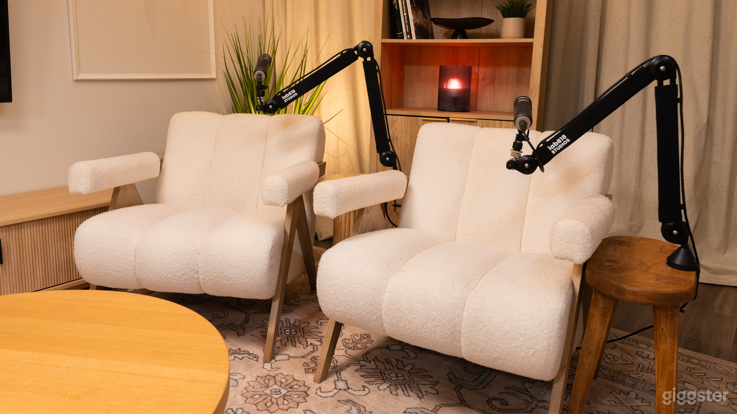 Modern &amp; Aesthetic Podcast Studio w/ Pro Equipment Photo 2