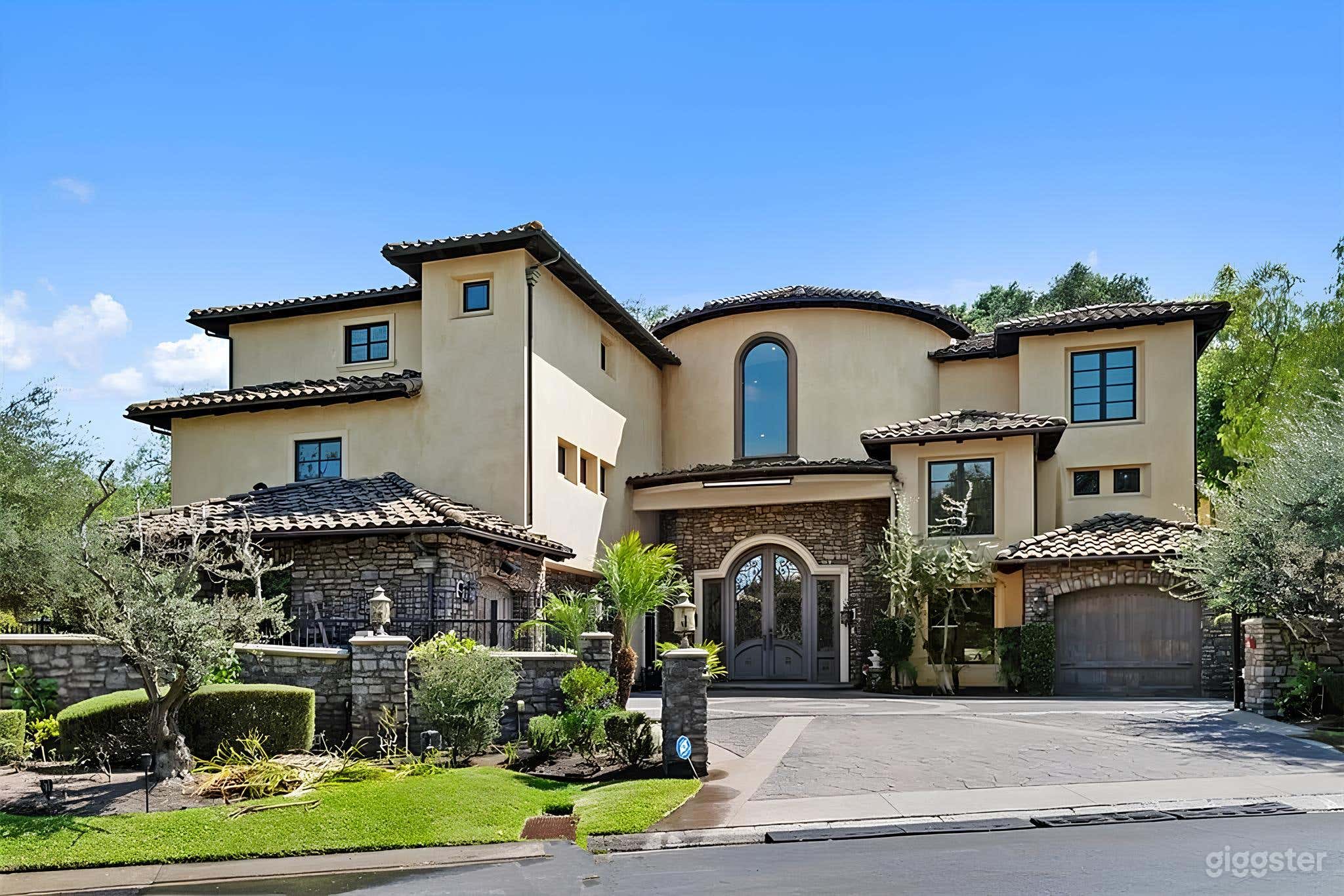 Serene Hillside Infinity Pool Photo 4