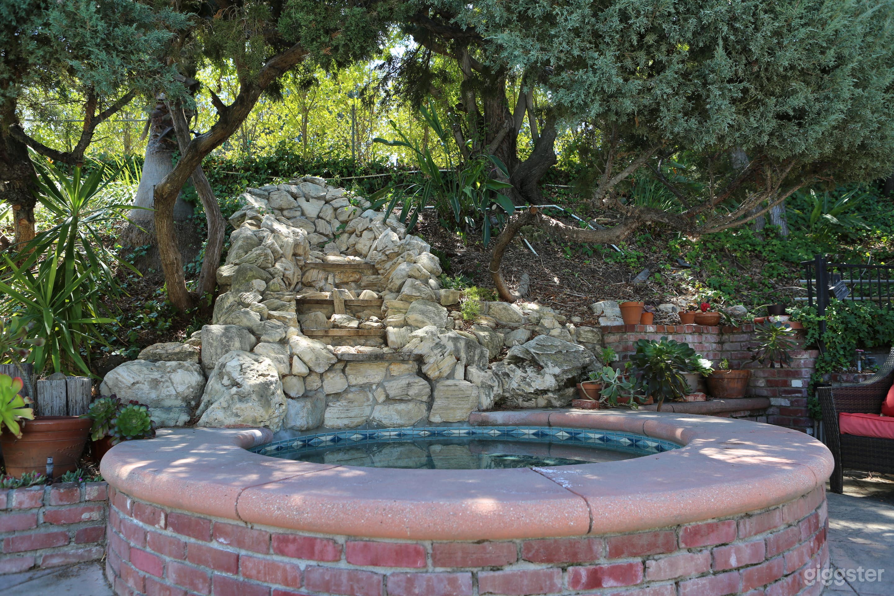 Waterfall &amp; Hot-tub 
