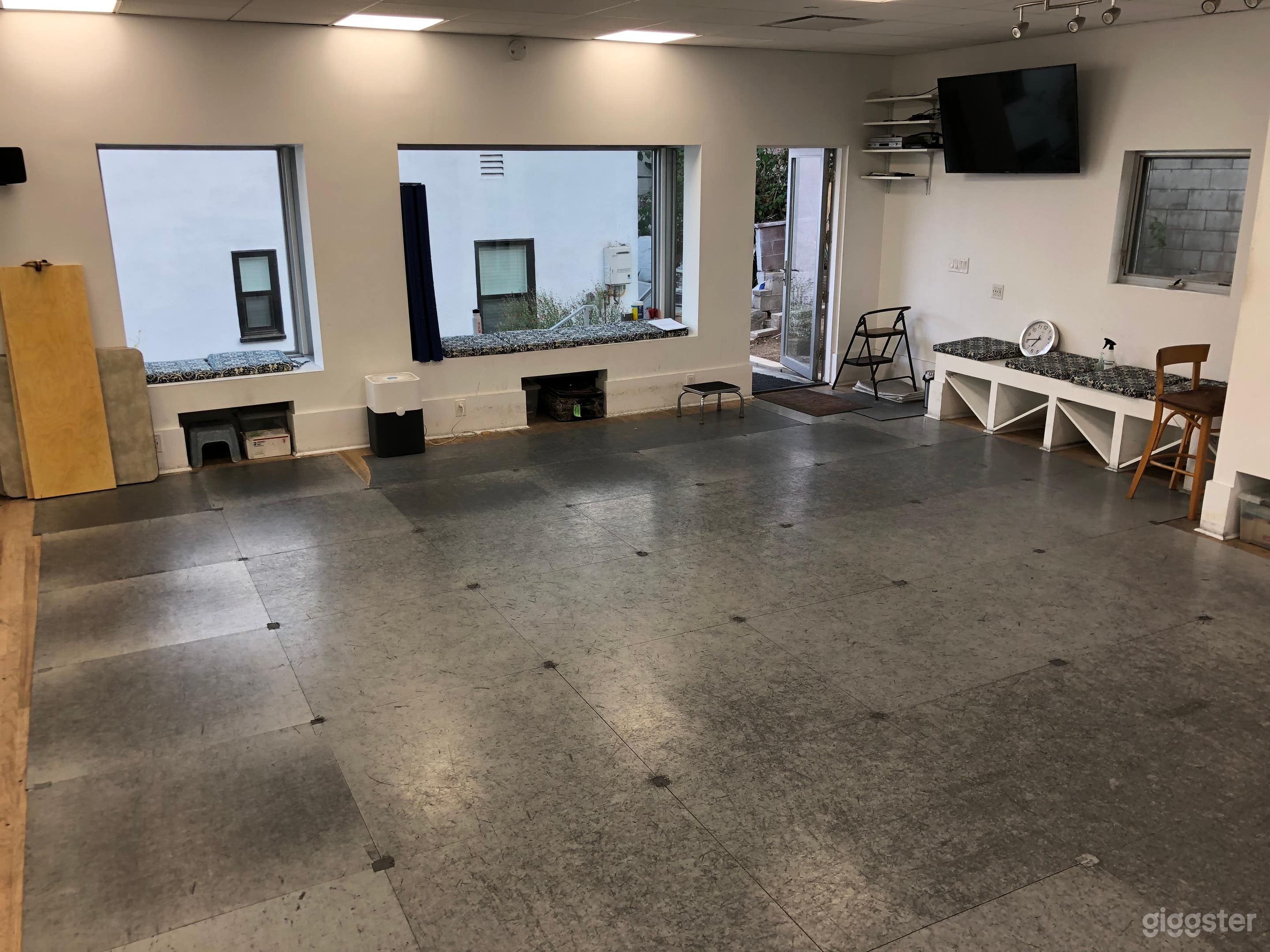 Open dance studio with mirrors/ac/sound in L.A. Photo 1