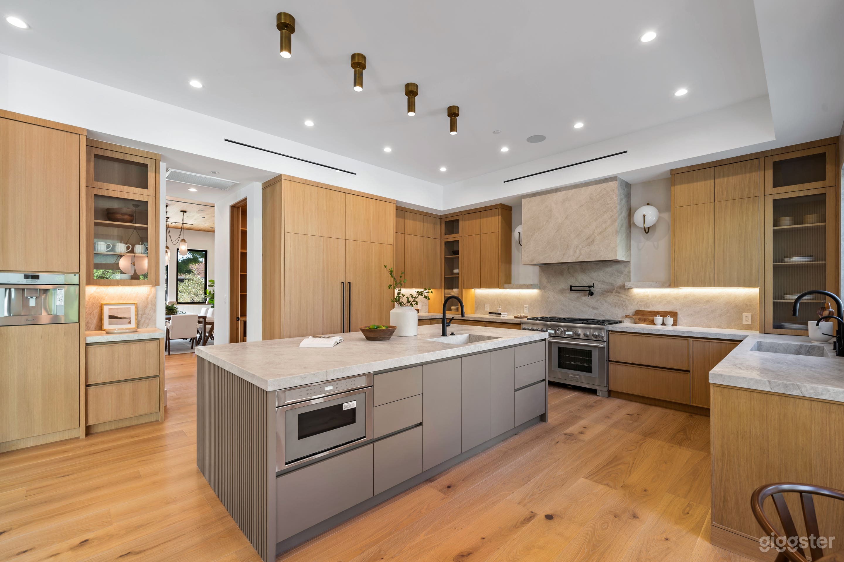 GENESTA VILLA GOLDEN HOUR MODERN RETREAT Photo 4