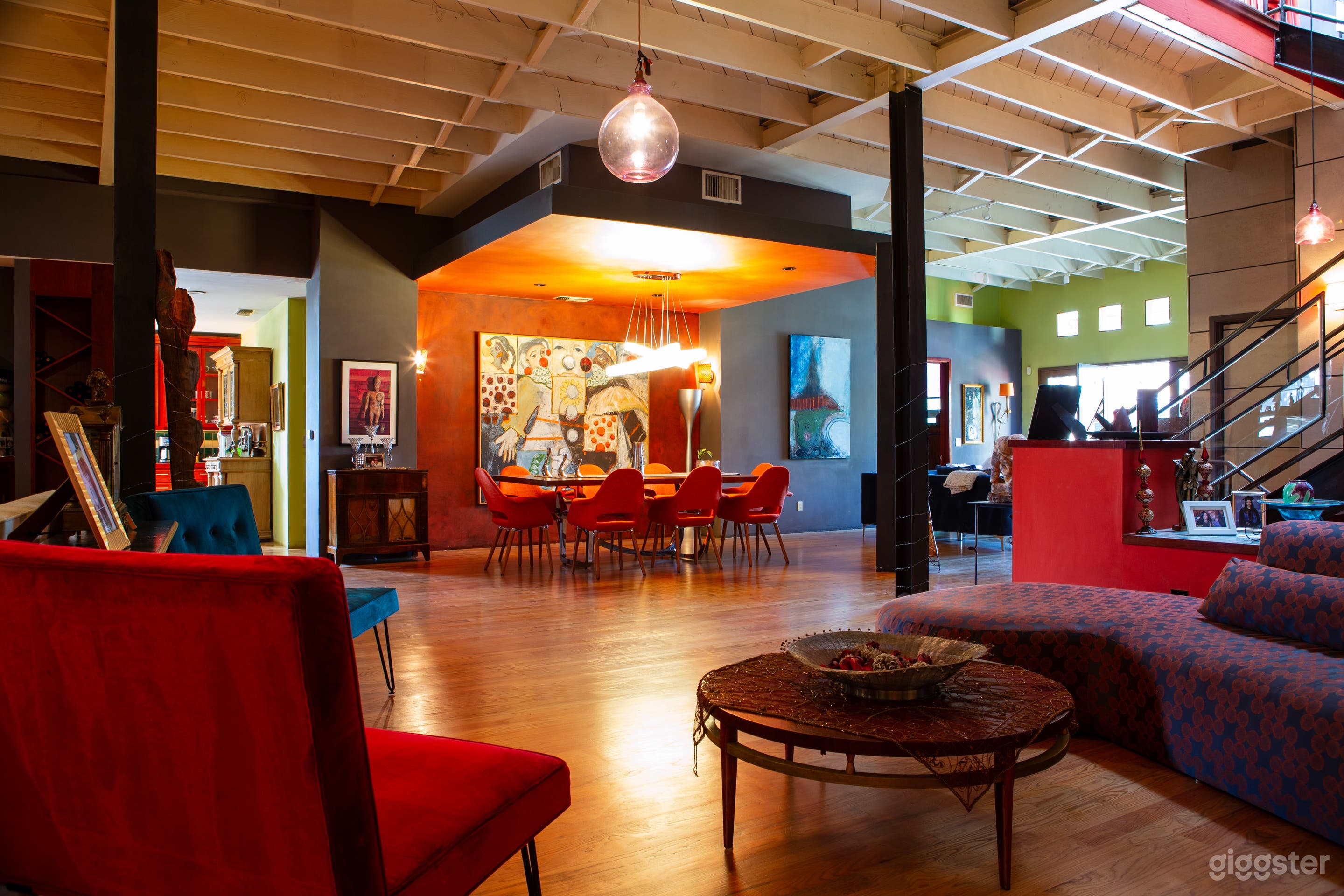 World Renowned Artist's Loft &amp; Vintage Workspace Photo 2