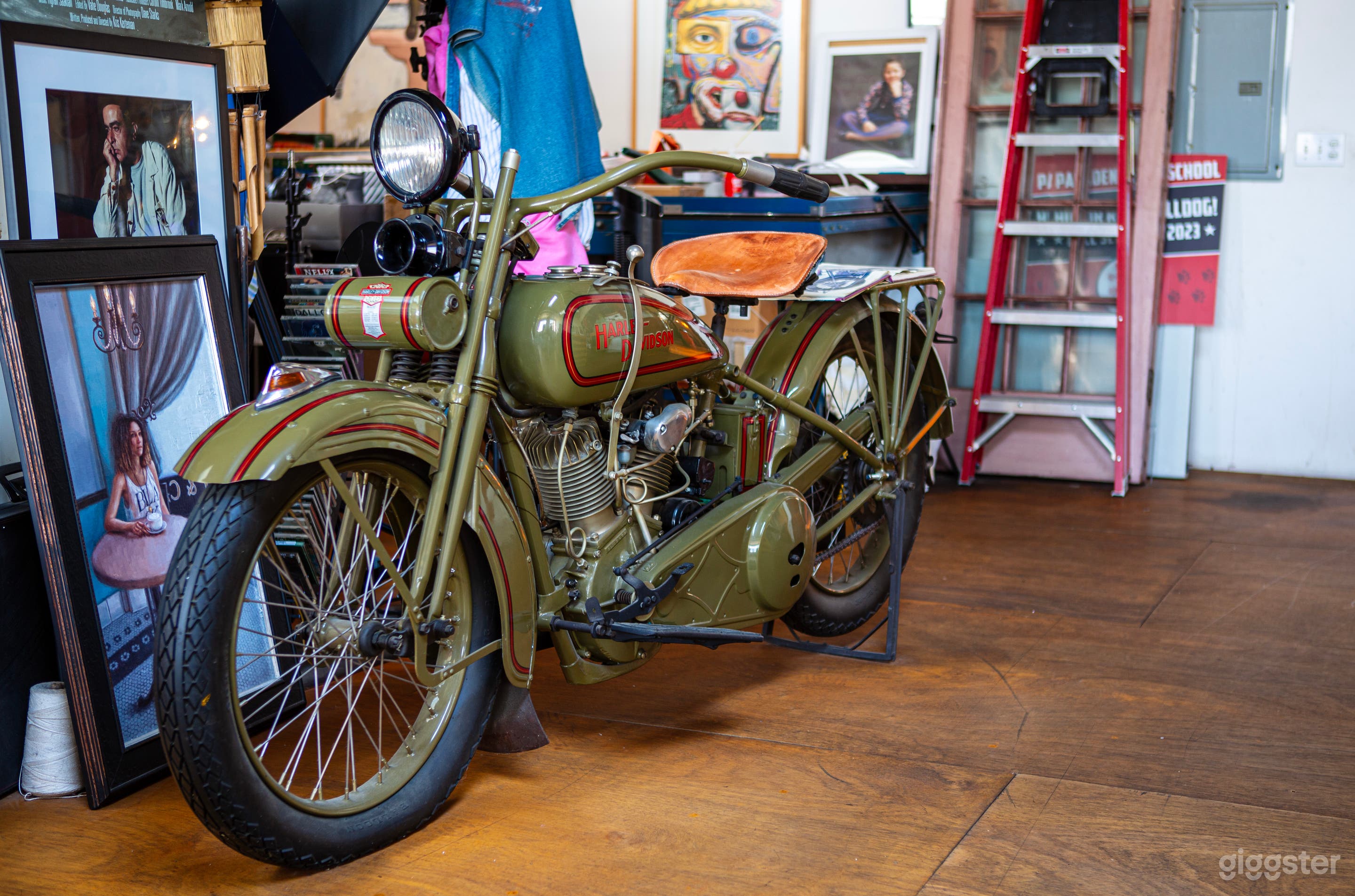 World Renowned Artist's Loft &amp; Vintage Workspace Photo 3