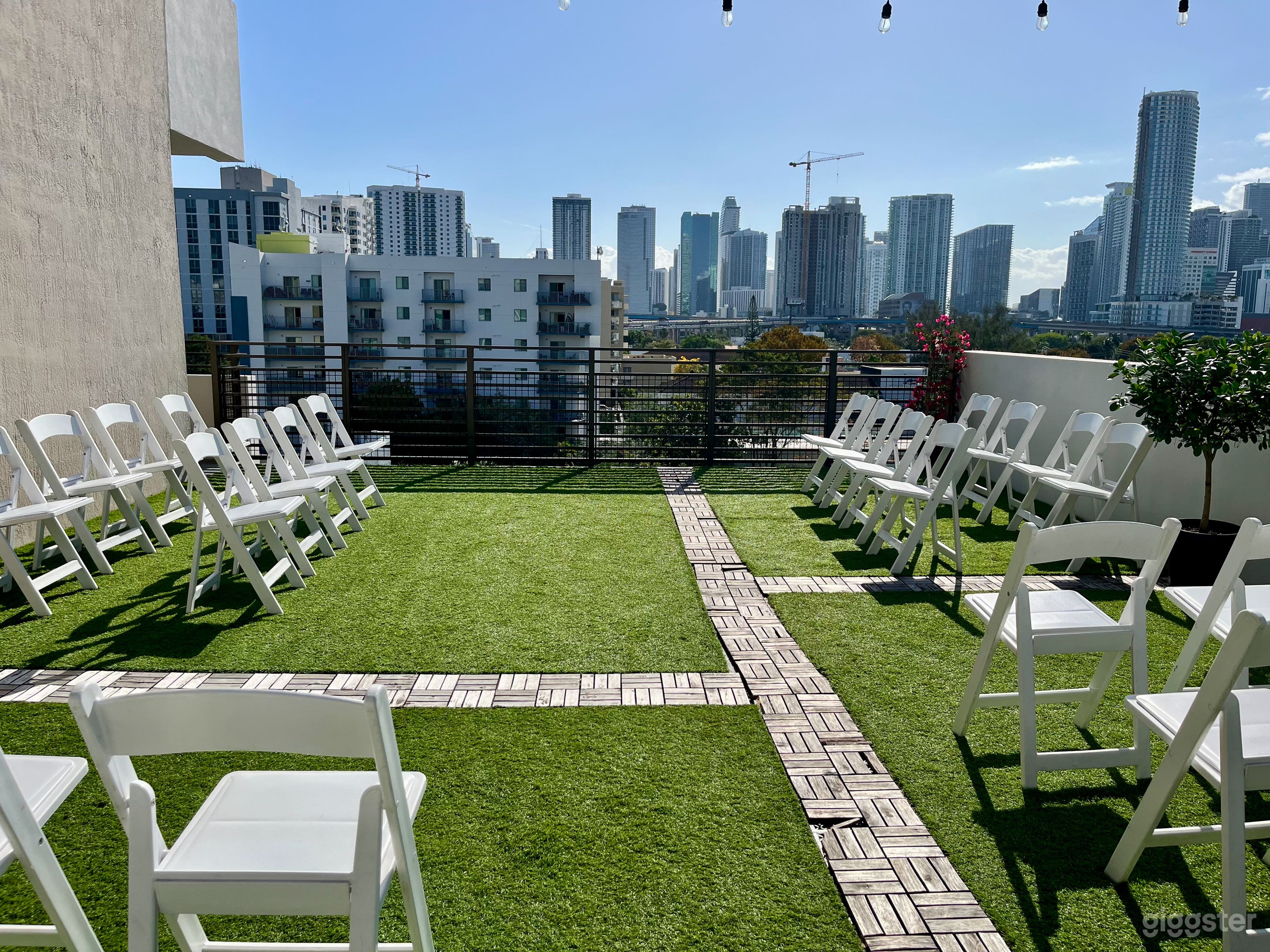 Cozy Home &amp; Rooftop Space Photo 2