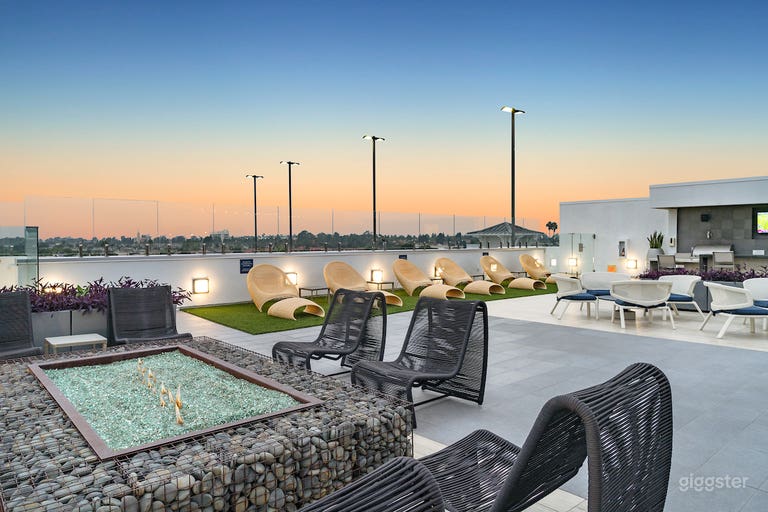  Lively Rooftop Lounge in Huntington Beach 