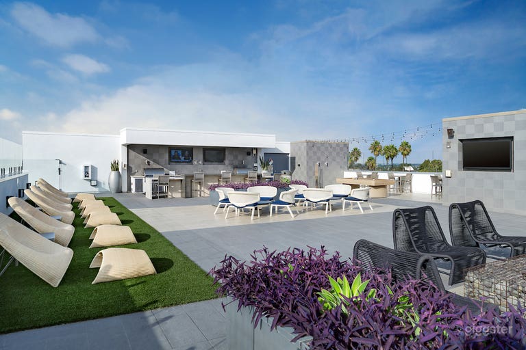  Lively Rooftop Lounge in Huntington Beach 