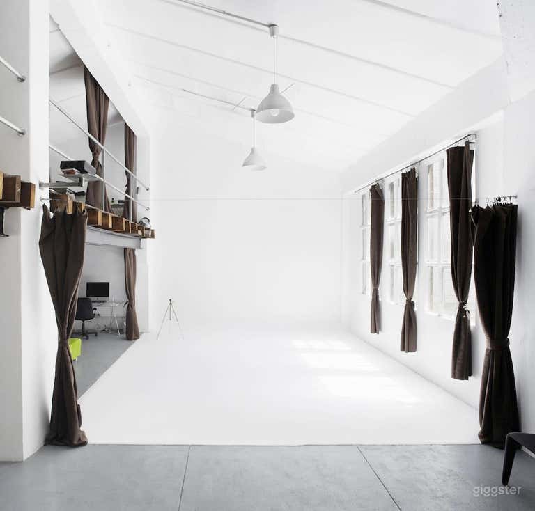  Loft mit fest installiertem Cyclorama und 6 m Höhe. 