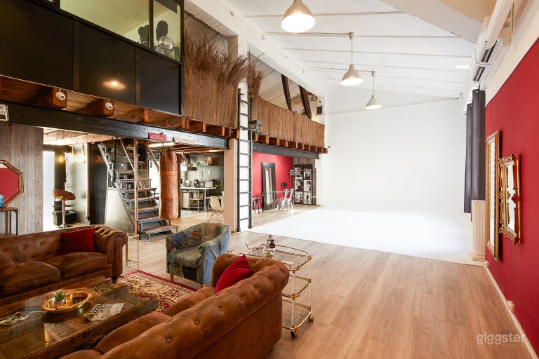  Loft mit fest installiertem Cyclorama und 6 m Höhe. 