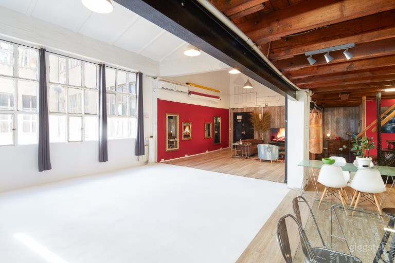 Loft mit fest installiertem Cyclorama und 6 m Höhe. 