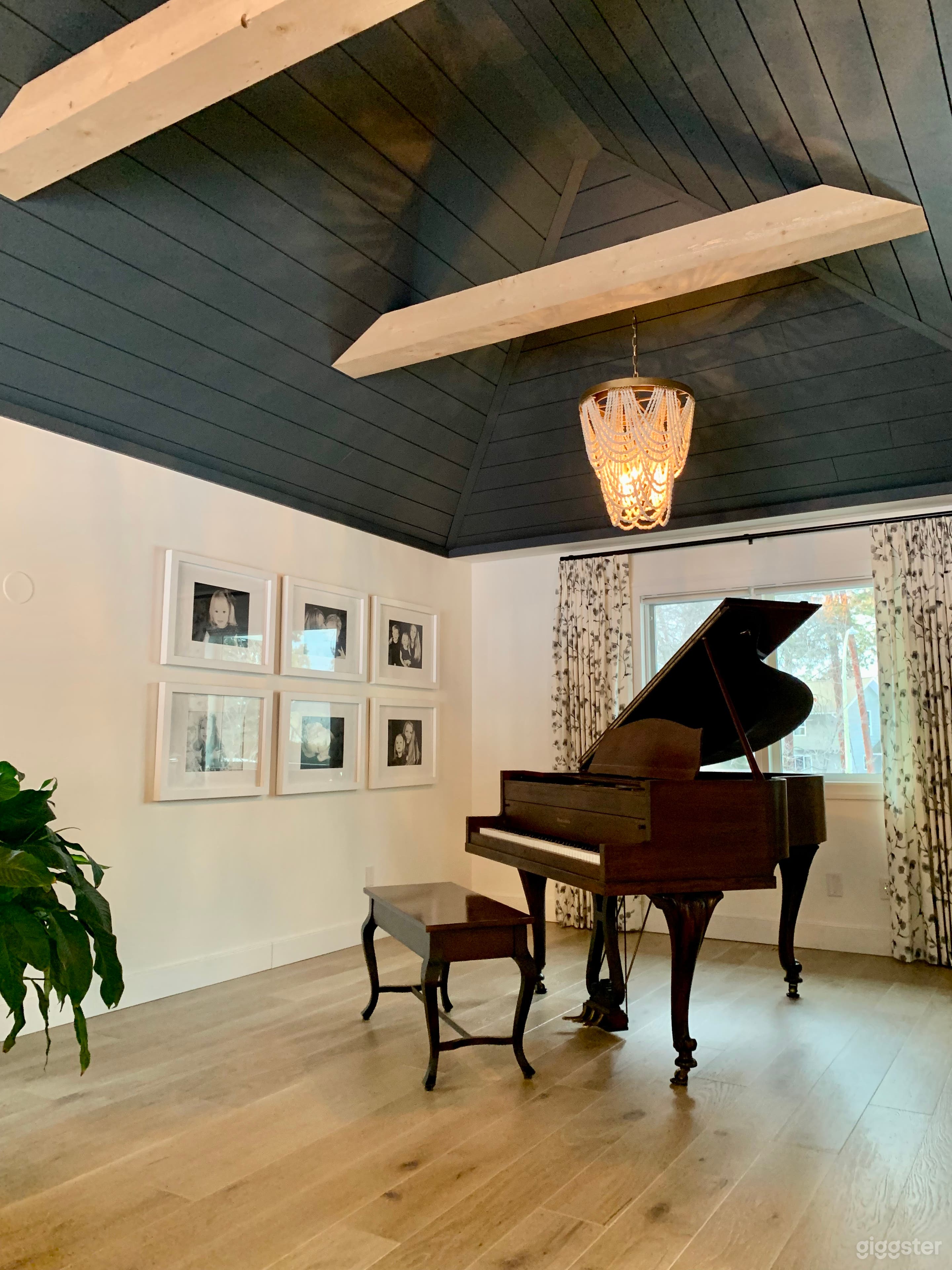 Beautiful Family home in large private lot  Photo 1