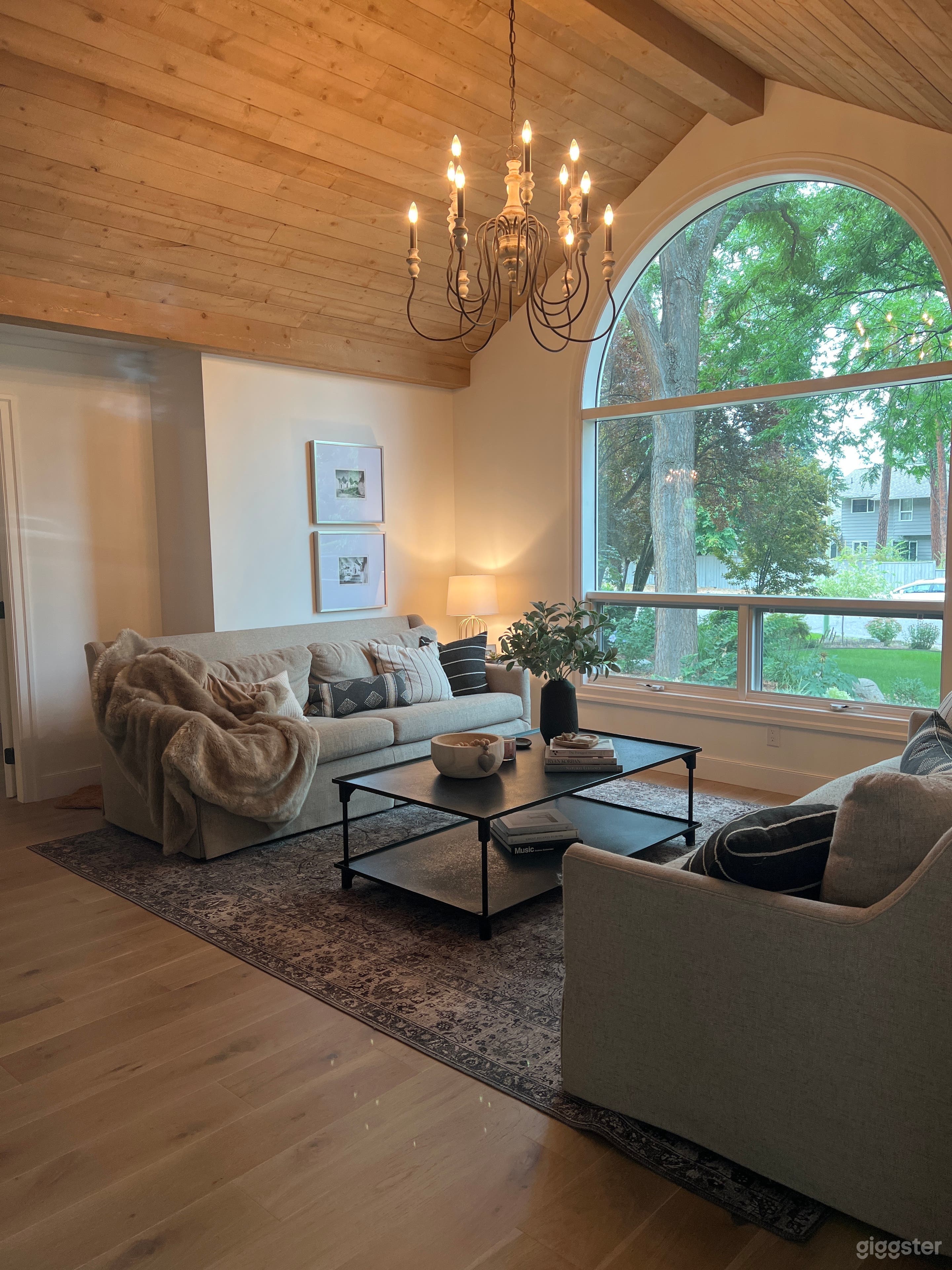 Beautiful Family home in large private lot  Photo 2