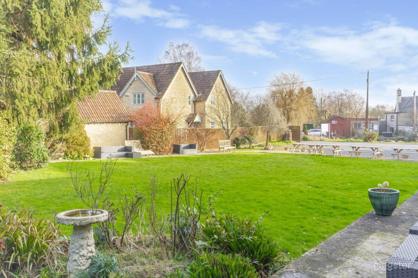 Bright Outdoor Garden for Outdoor Events  Photo 2