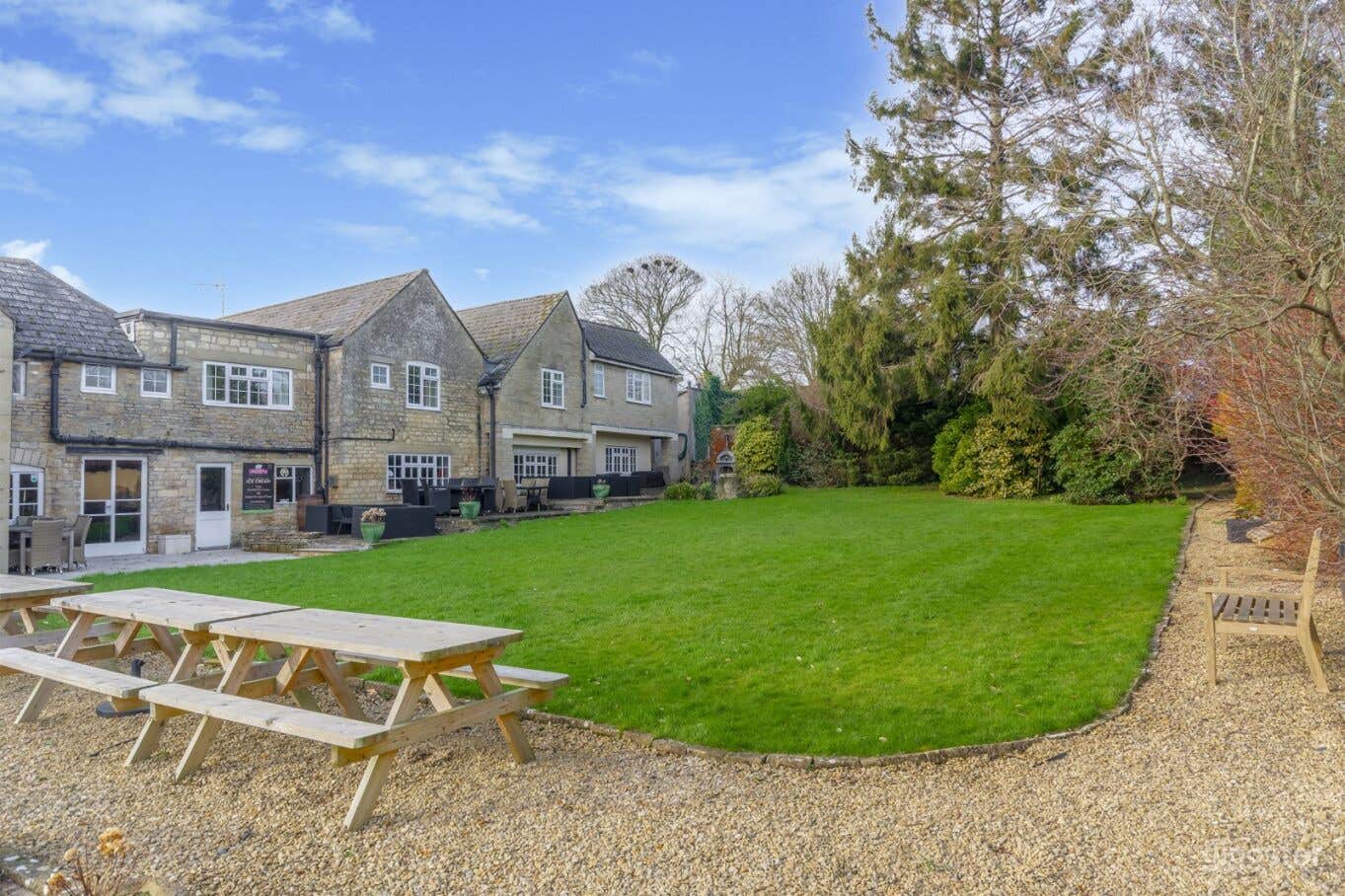 Bright Outdoor Garden for Outdoor Events  Photo 1