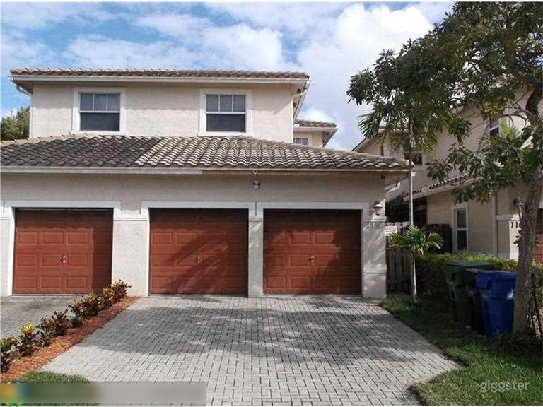  Chic & Cozy Poolside Home – Perfect for Shoots, Content 