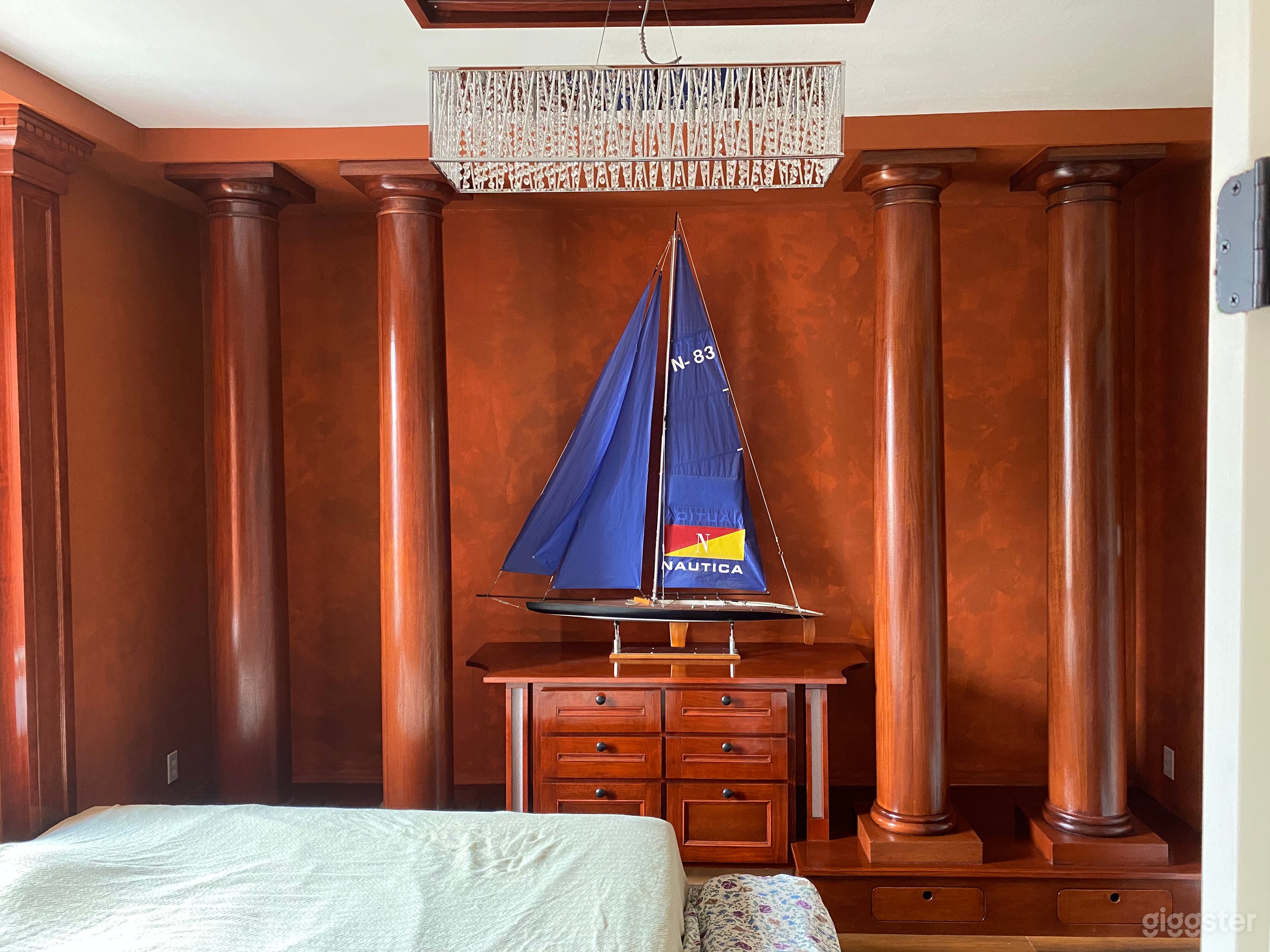 Wooden columns in the bedroom
