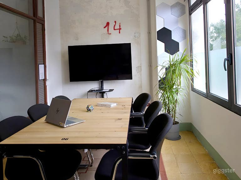  Sala de Reuniones Privada y Luminosa para 6 con Vistas 
