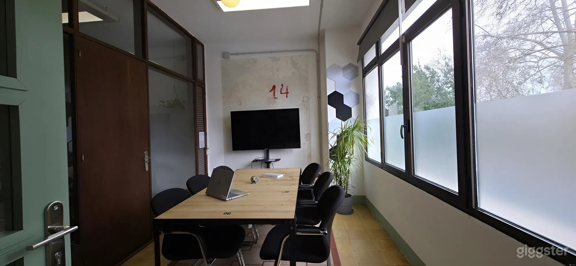 Sala de Reuniones Privada y Luminosa para 6 con Vistas Foto 3