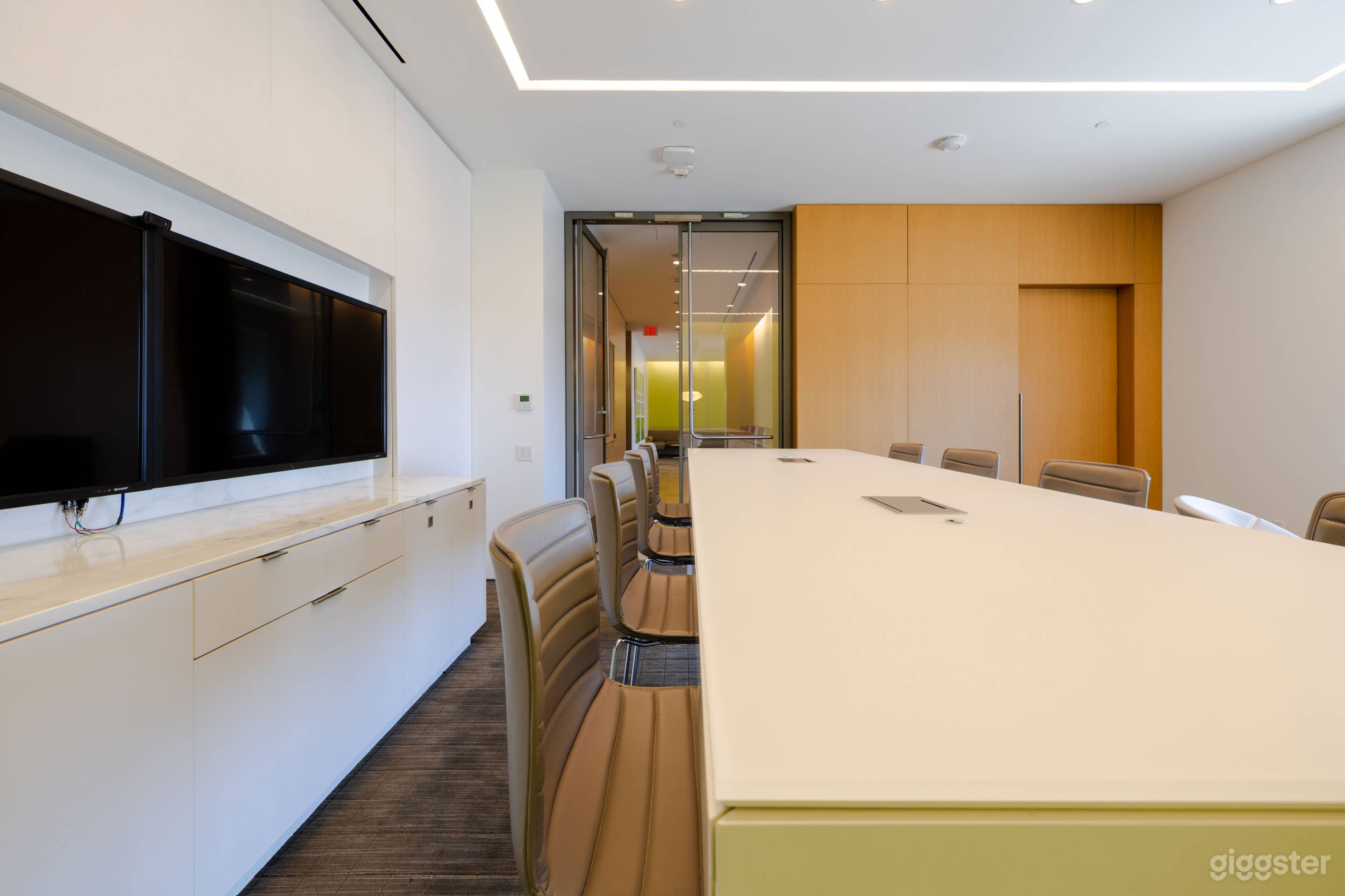 Visionary Lounge Photo 3