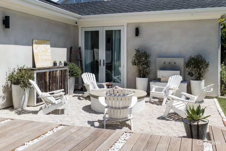  Serene Spool in an Elegant Beach House Setting 