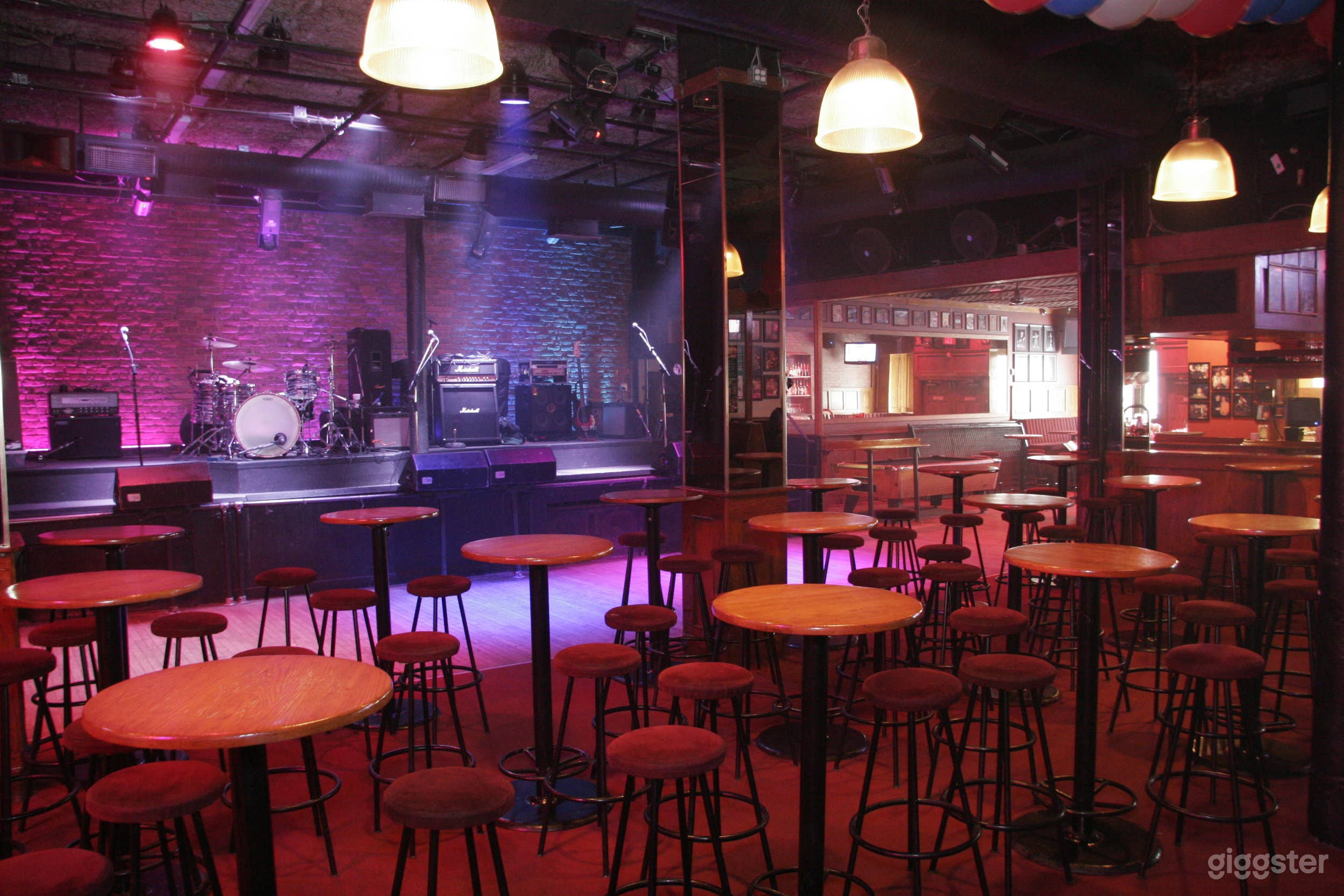 Night Club Cabaret,Rock-And-Roll Atmosphere Photo 2