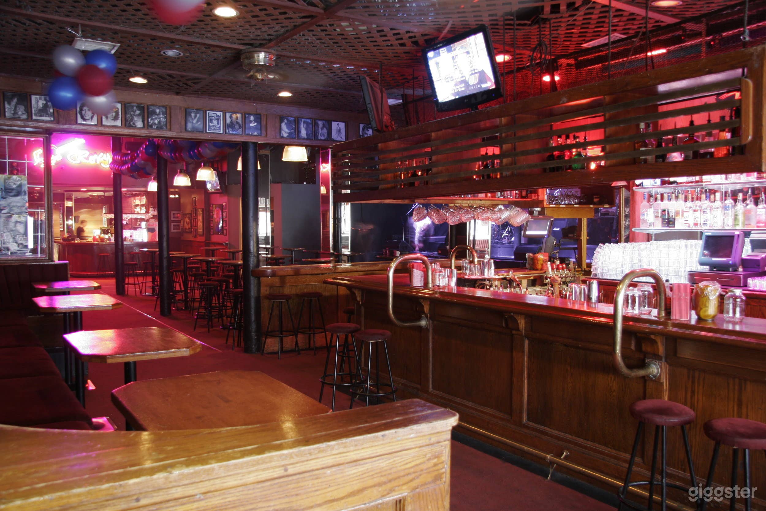 Night Club Cabaret,Rock-And-Roll Atmosphere Photo 1