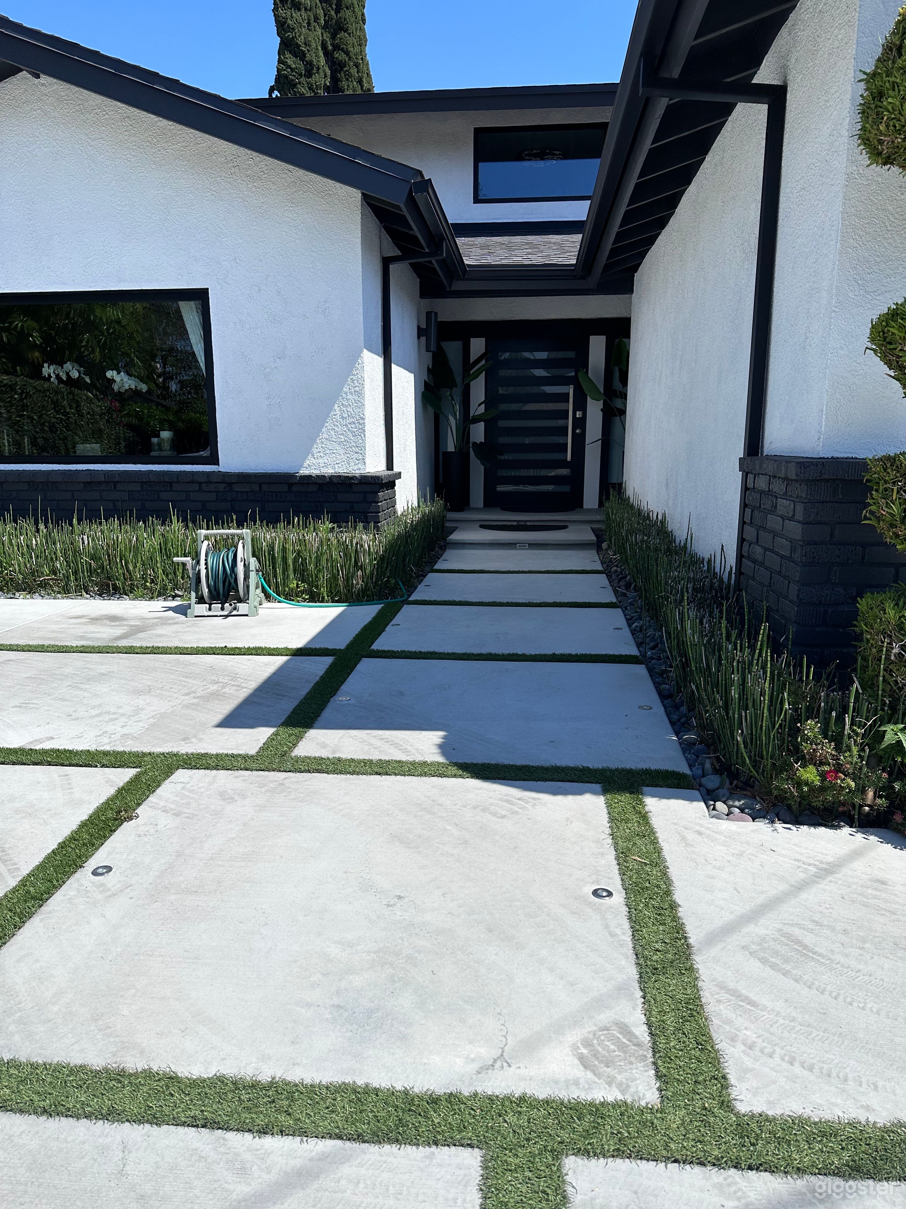 Beautiful modern house with open follr plan Photo 2