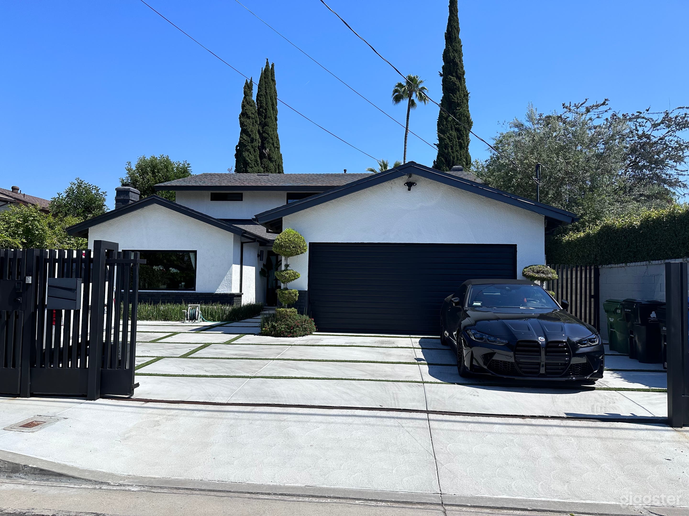 Beautiful modern house with open follr plan Photo 1