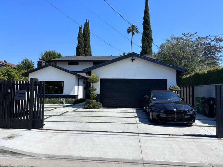  Beautiful modern house with open follr plan 