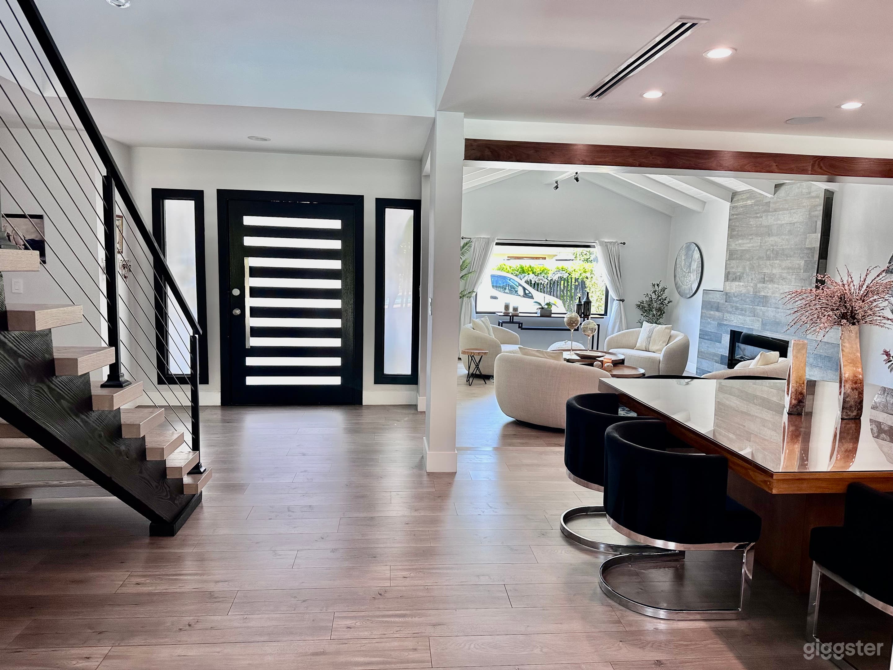 Beautiful modern house with open follr plan Photo 4