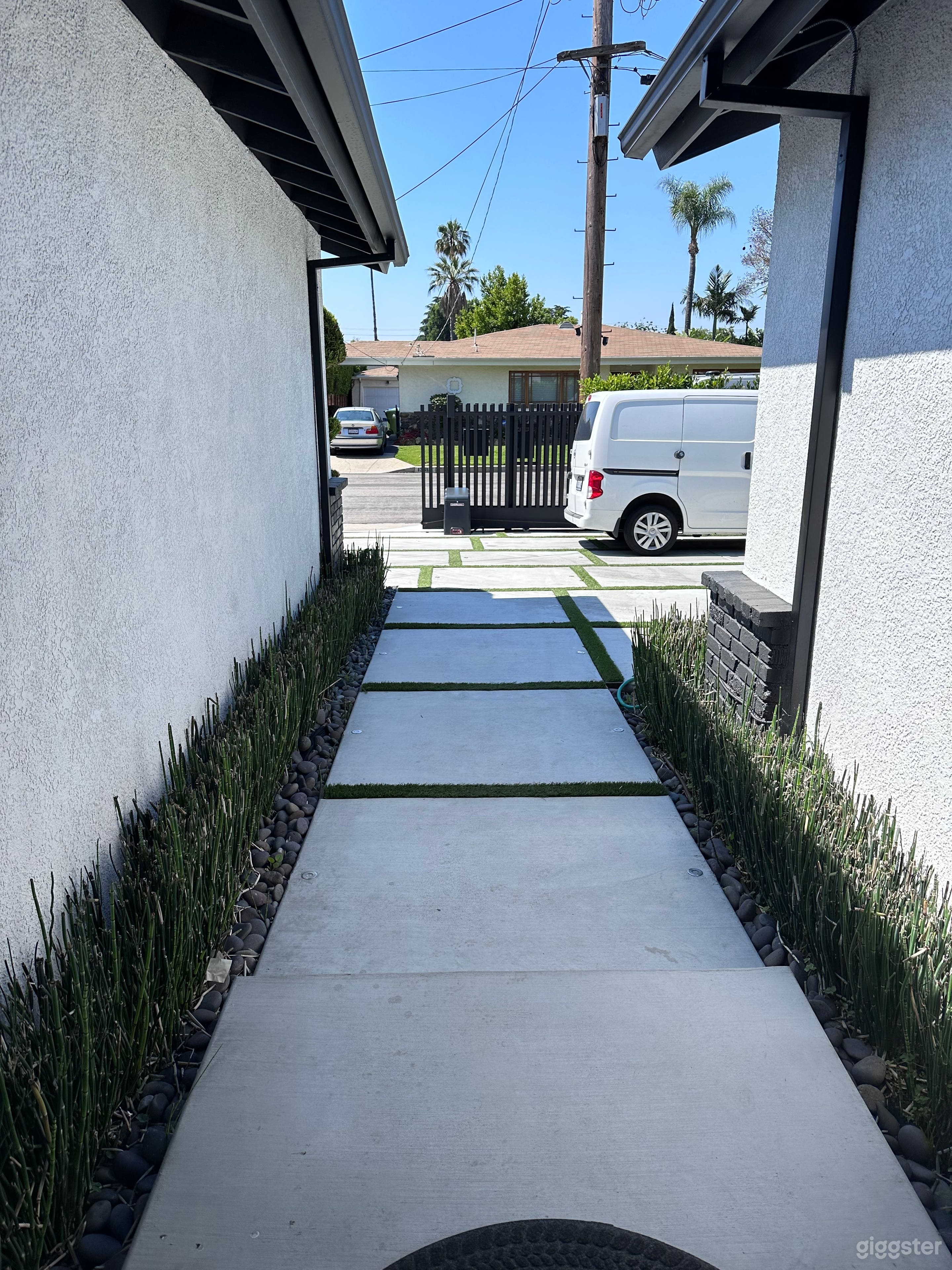 Beautiful modern house with open follr plan Photo 3