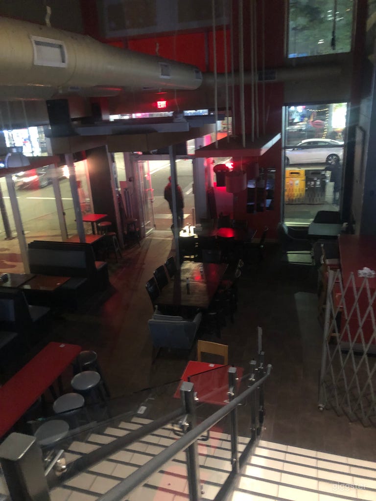  Entertainment bar and grill 