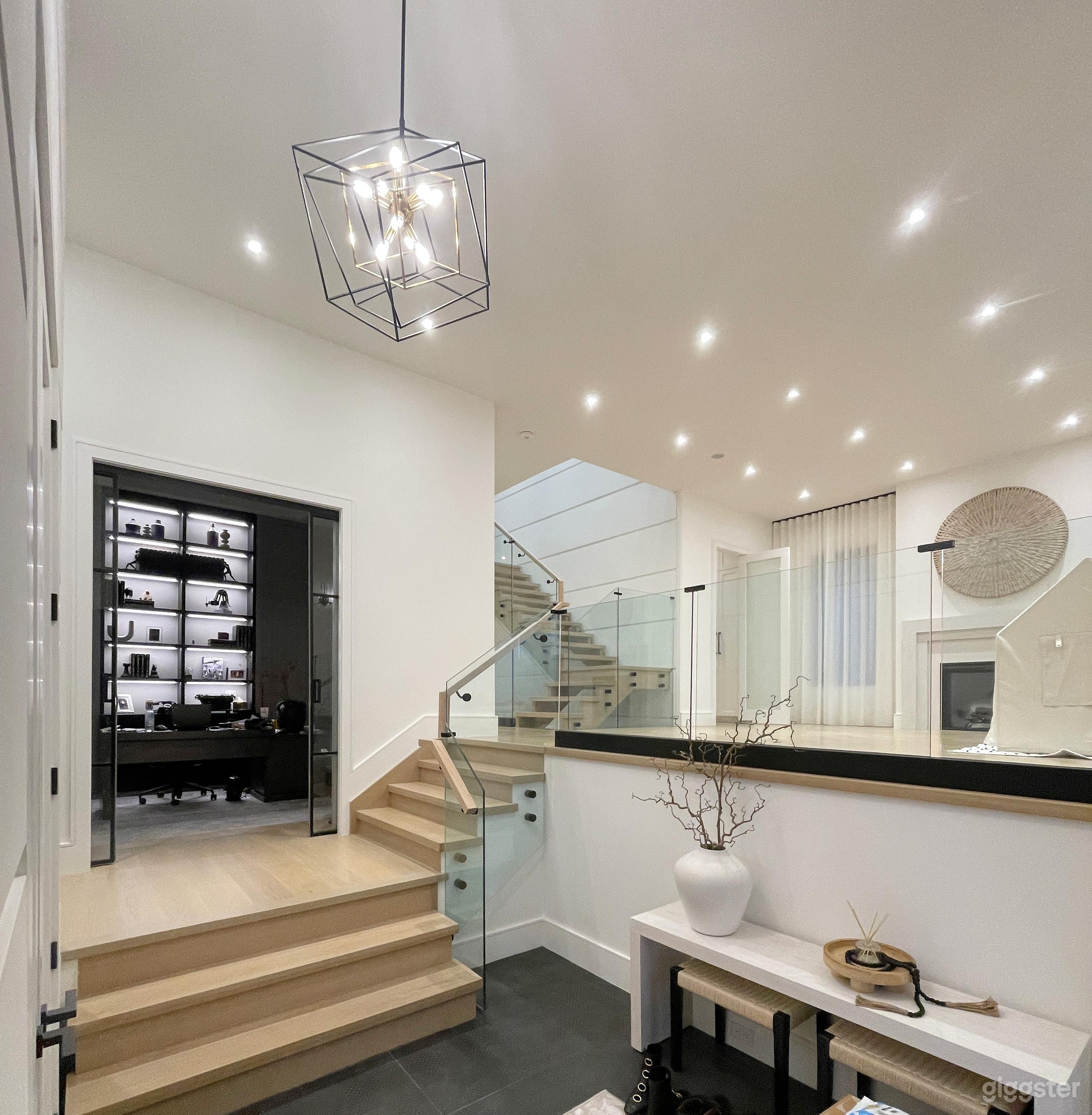 Modern Luxury Home with Pool - Bright &amp; Spacious Photo 3