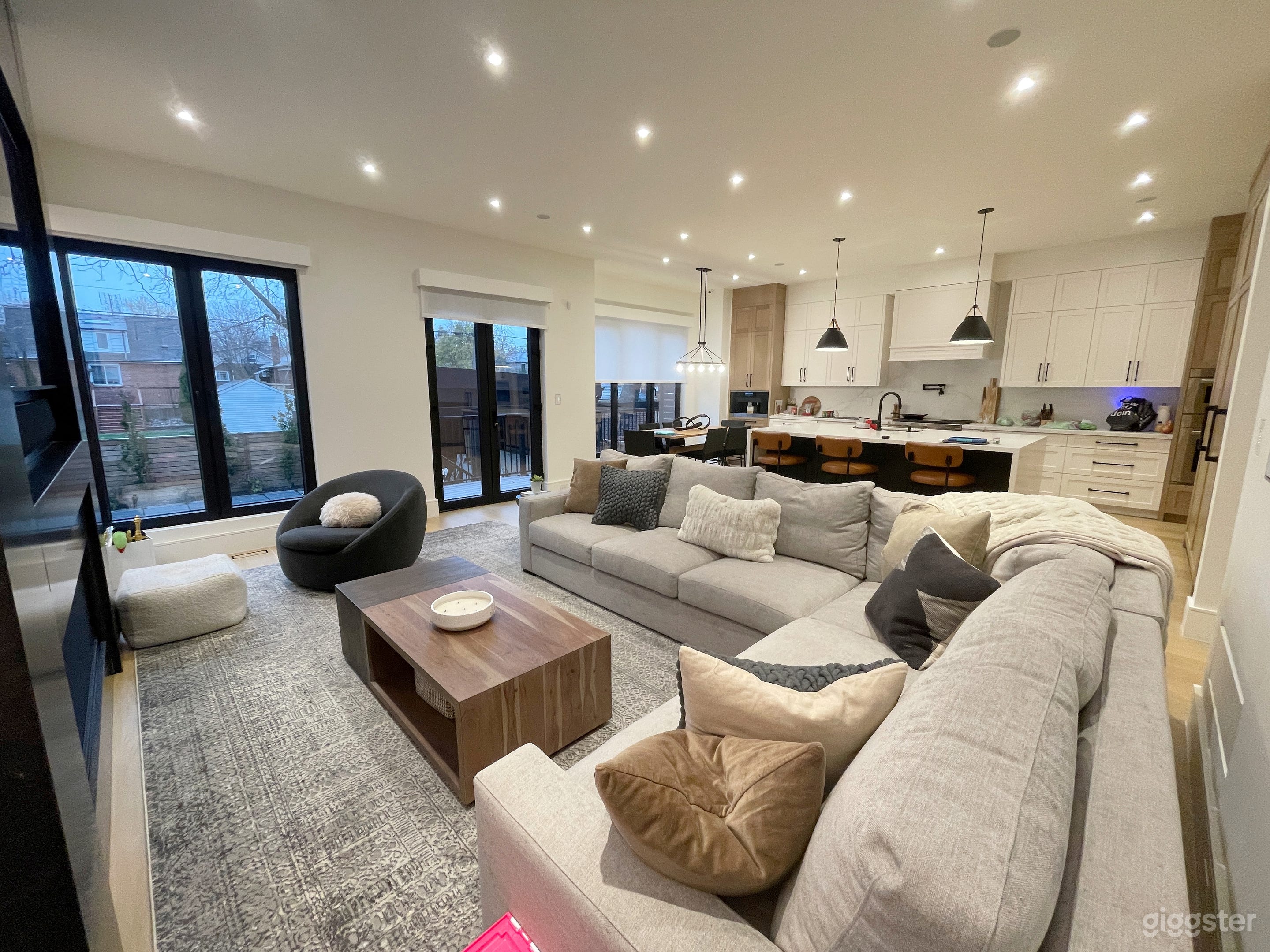 Modern Luxury Home with Pool - Bright &amp; Spacious Photo 1