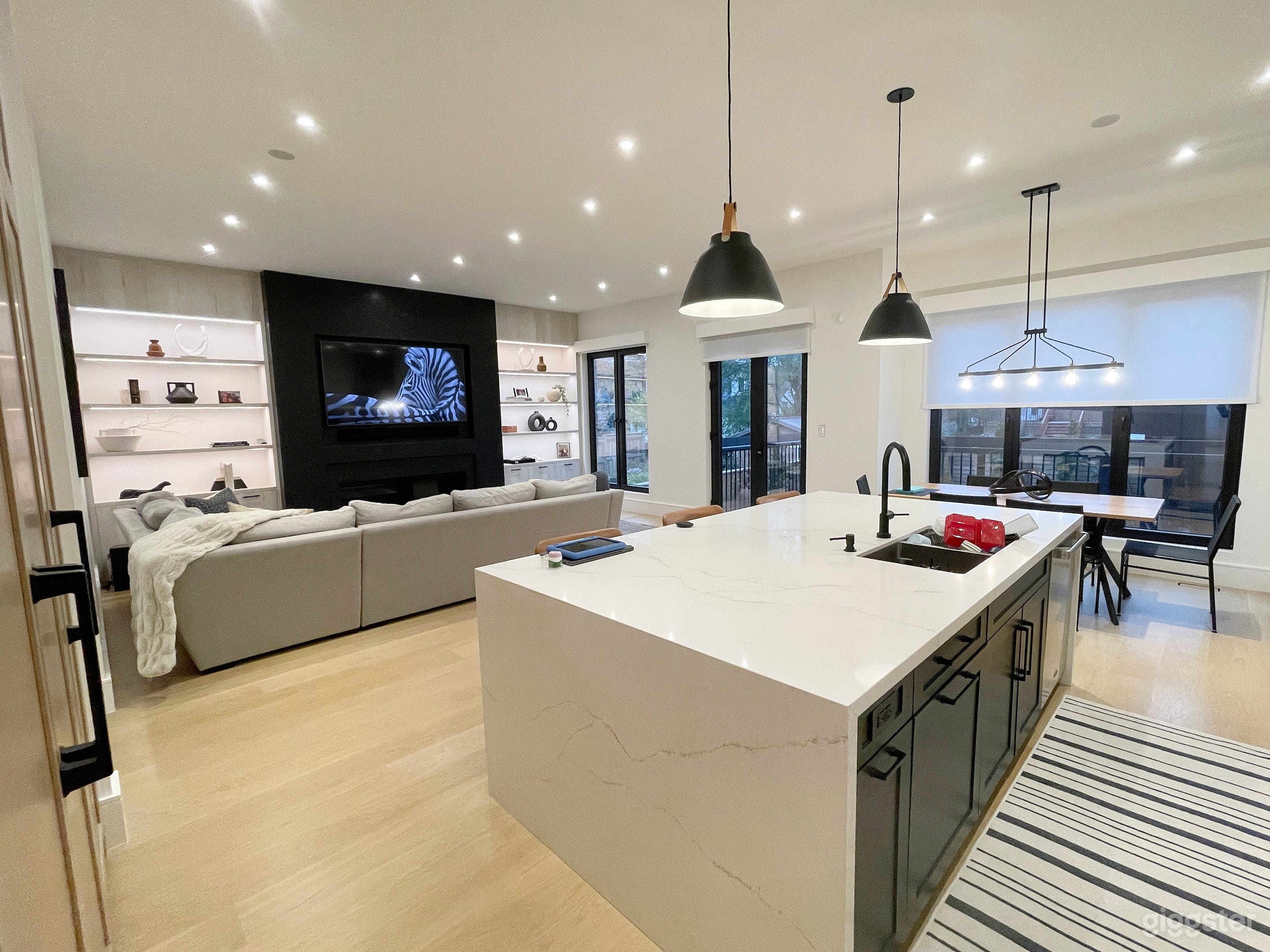 Modern Luxury Home with Pool - Bright &amp; Spacious Photo 2