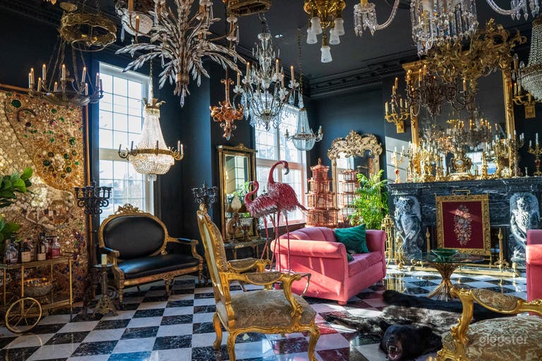  Manoir Blackswan | Luxurious Dark Eclectic Design 