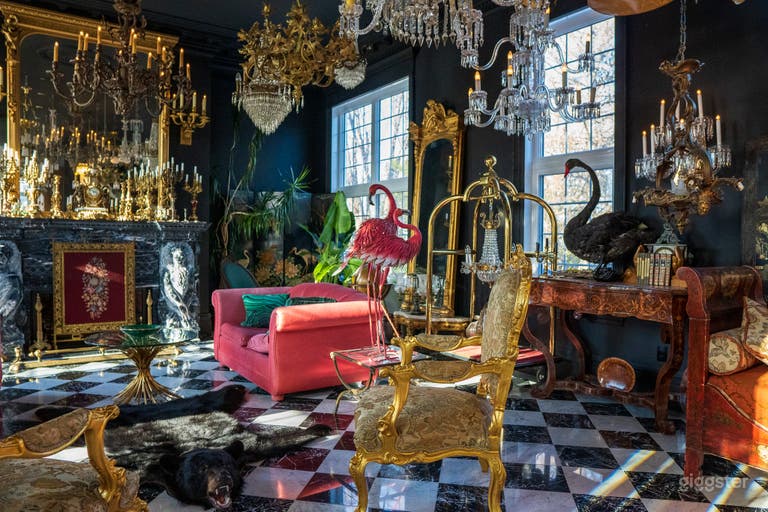  Manoir Blackswan | Luxurious Dark Eclectic Design 