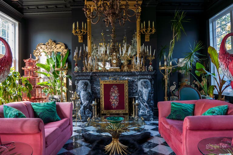  Manoir Blackswan | Luxurious Dark Eclectic Design 