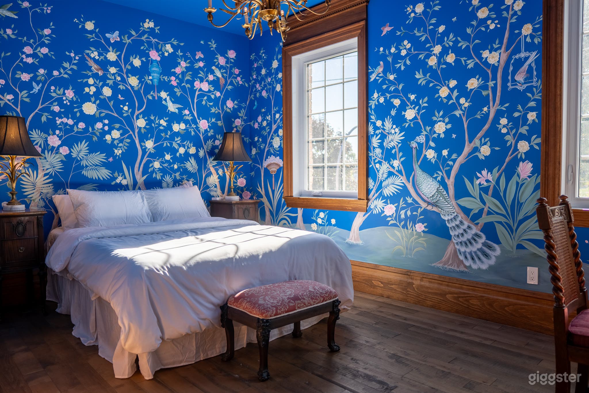 Manoir Blackswan | Luxurious Dark Eclectic Design Photo 3