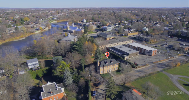  Manoir Blackswan | Luxurious Dark Eclectic Design 