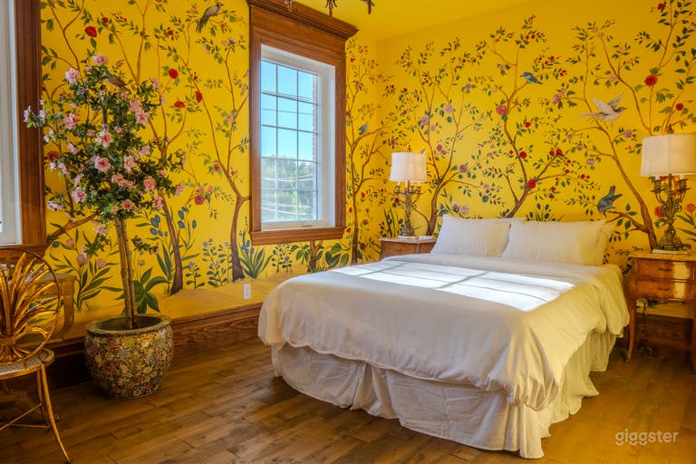  Manoir Blackswan | Luxurious Dark Eclectic Design 