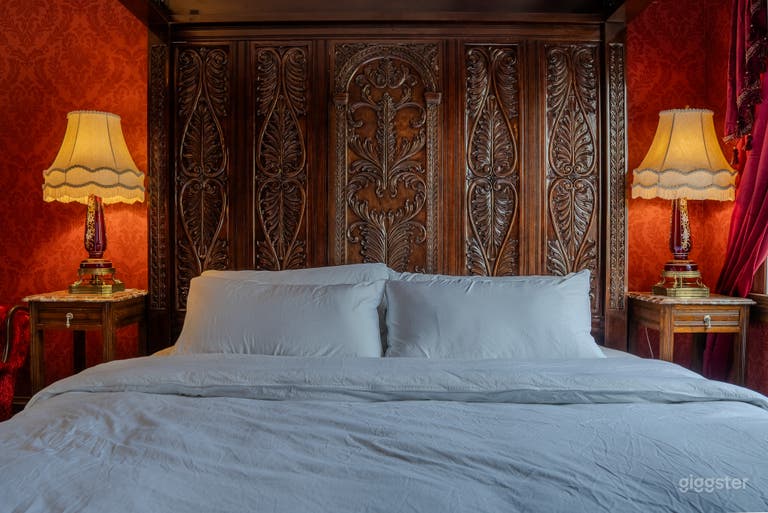  Manoir Blackswan | Luxurious Dark Eclectic Design 