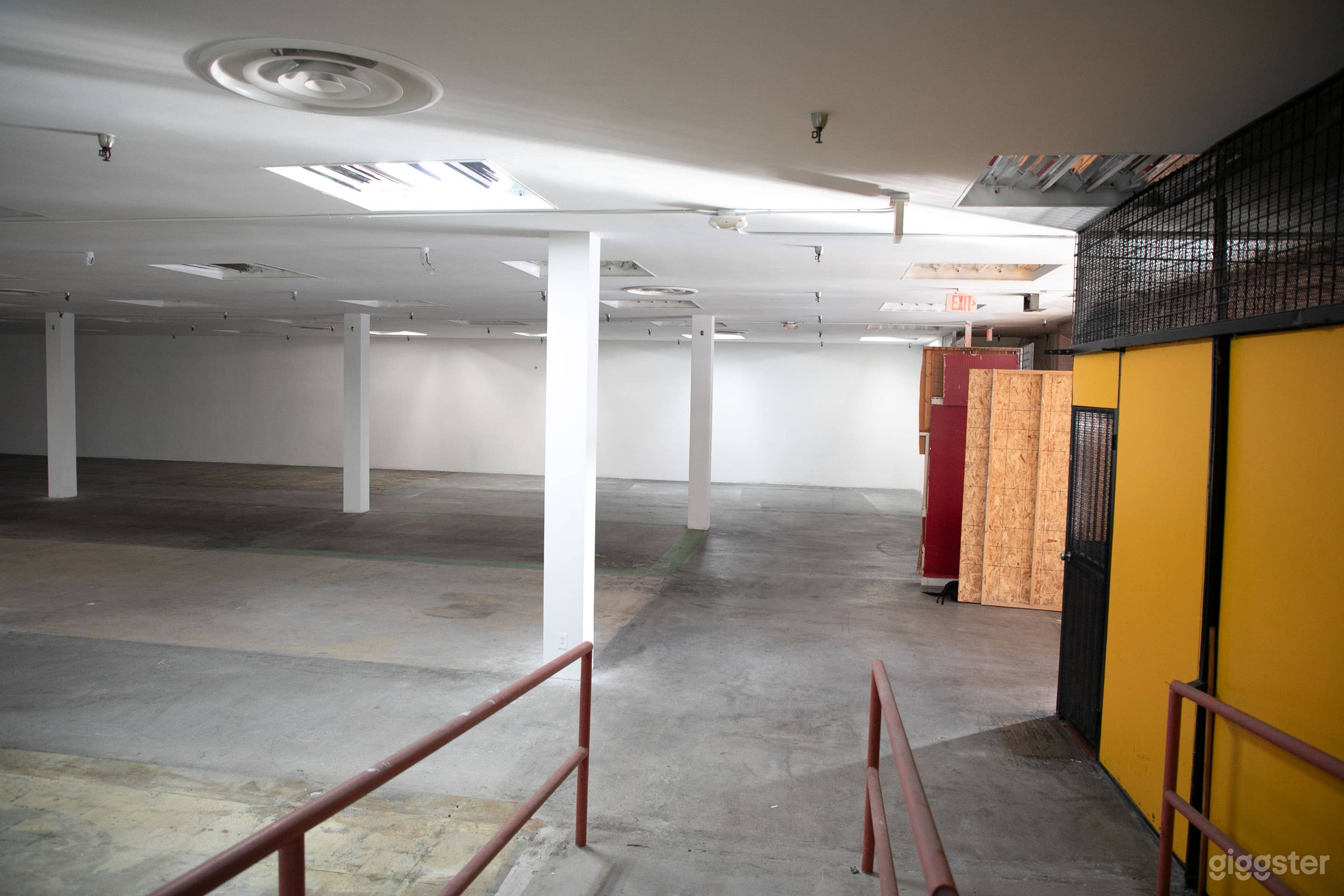 Industrial Multi Level Shopping Center Photo 4