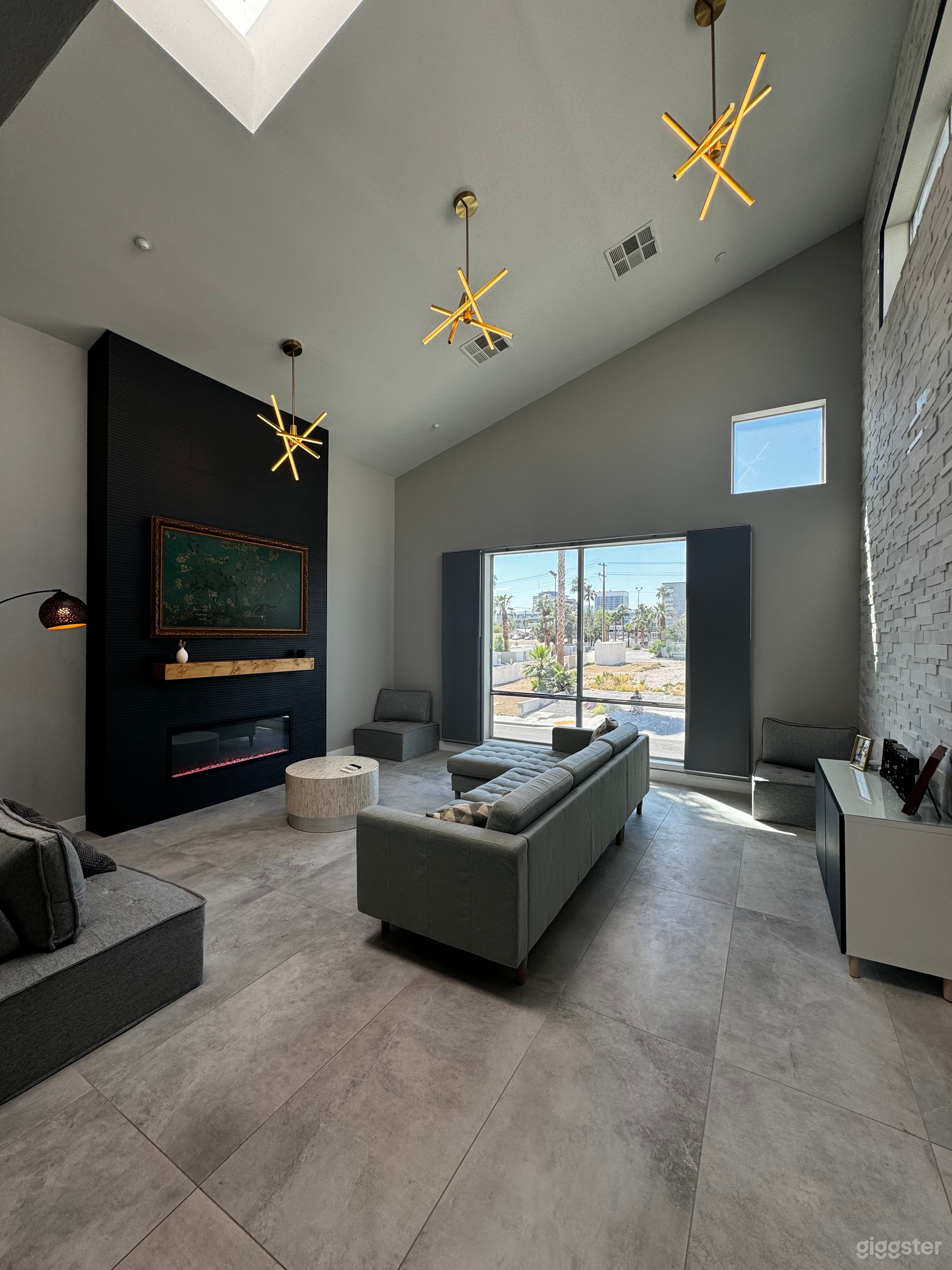 Modern Downtown Loft Photo 3