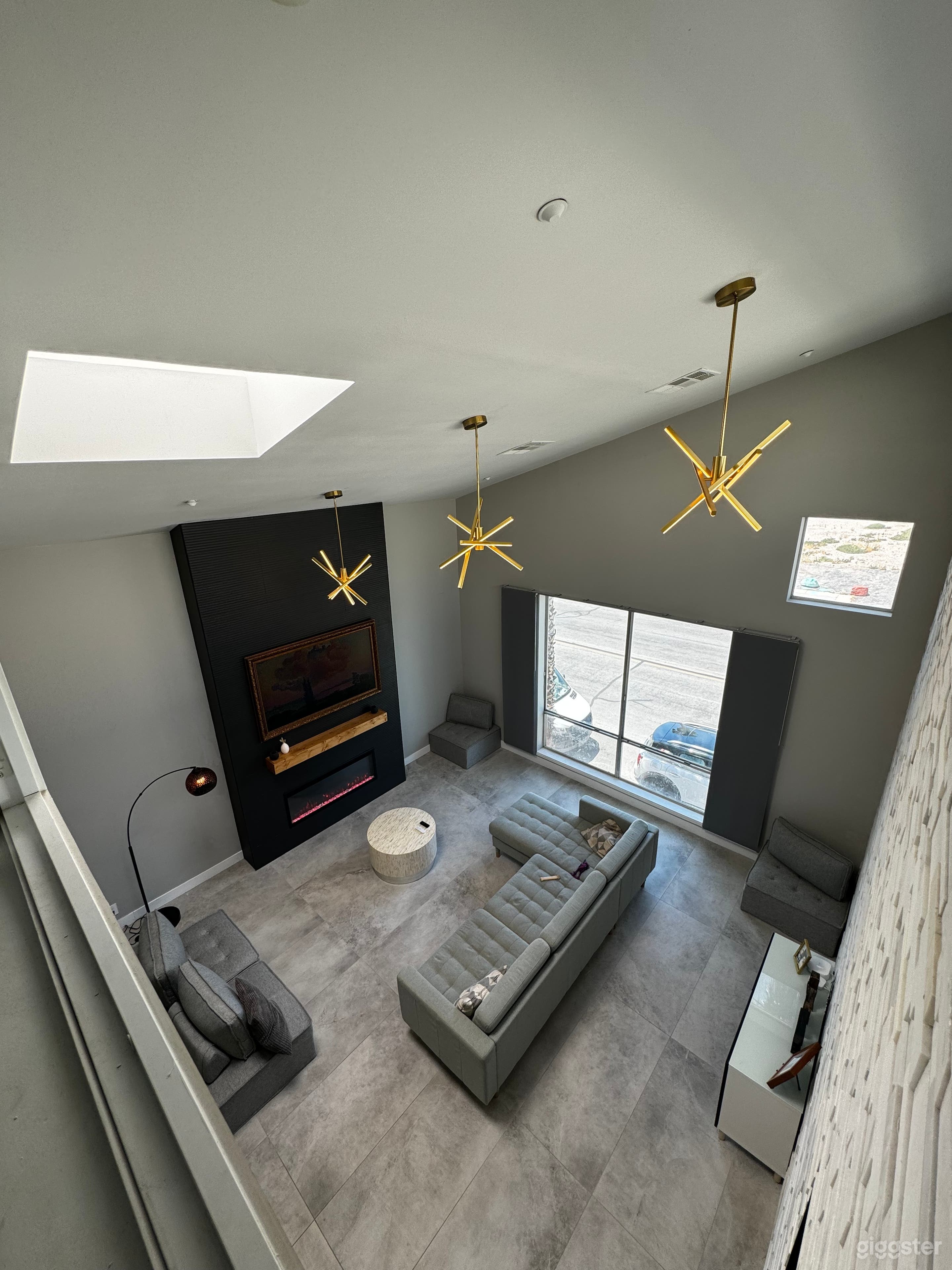 Modern Downtown Loft Photo 2