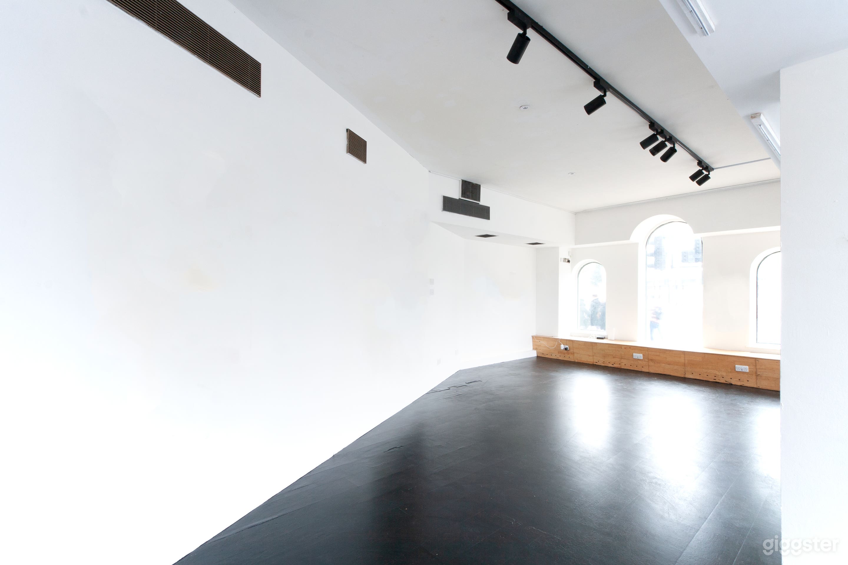 Gallery Corner Shop Photo 3