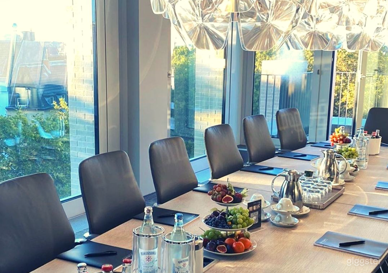 Combined Meeting and Conference Room Photo 4