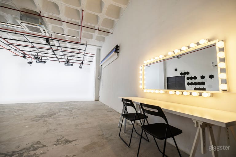  Streamline your preparation at our studio with an integrated hair and makeup area. Furnished with mirrors, seating, and effective lighting, this zone is tailored to ensure your team gets production-ready with ease. 
