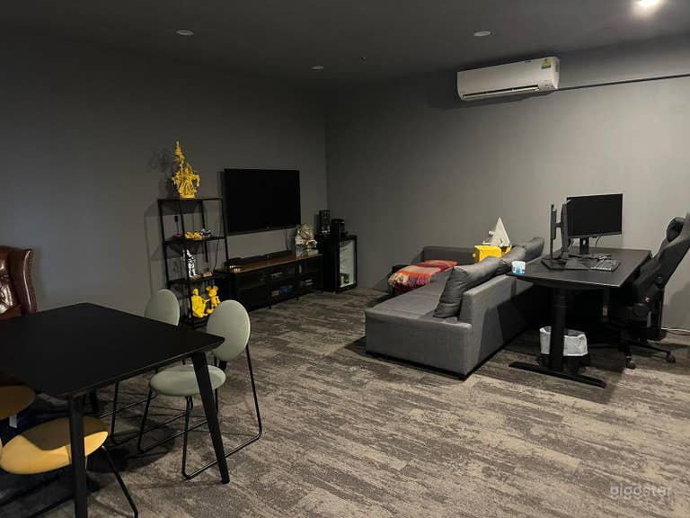  Experience the convenience of our dedicated client/production room, thoughtfully crafted to accommodate your need for extra space. This area is accompanied by an array of complimentary snacks and a well-stocked mini-fridge. 