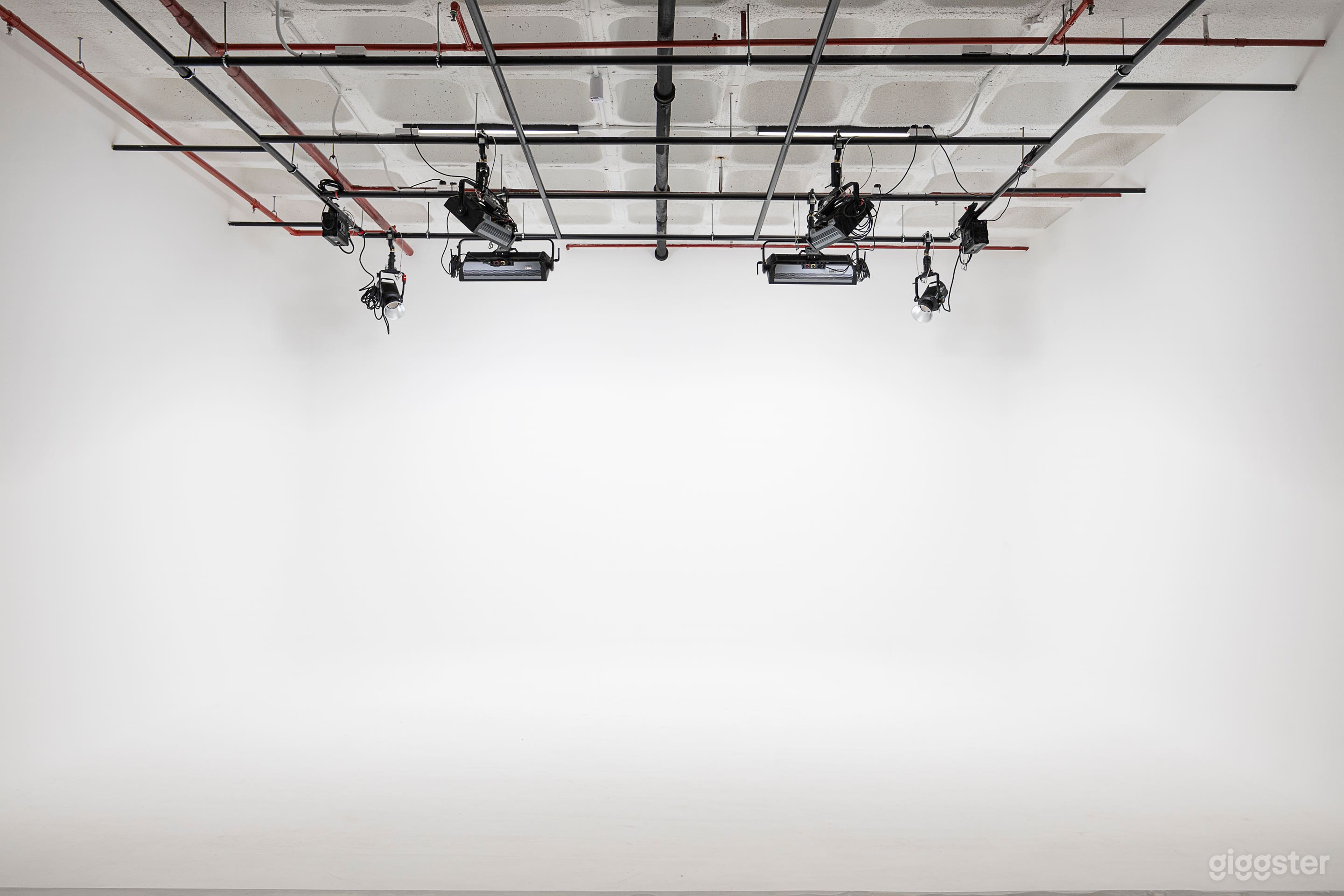 Our goal? Slash setup and rigging time on your shoot day. Thanks to our pre-lit cove, the setup is a breeze, with everything prepped and ready to roll. This means a much more streamlined production process for you.